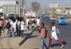 die Großstadt Lubango - Schüler auf dem Weg nach Hause